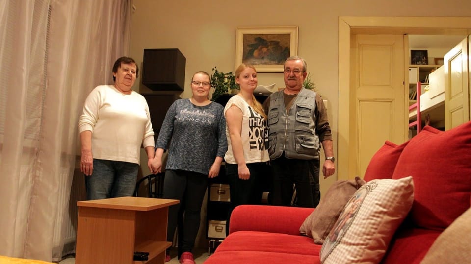 Zleva babička Naděžda Pospíšilová, vnučka Naďa Čermáková a Jana Čermáková, dědeček Václav Pospíšil